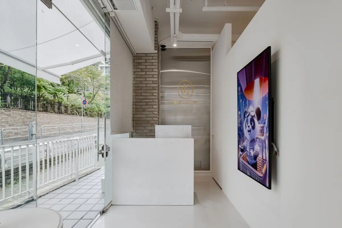 화이트 미니멀 공간의 NFT 갤러리 리셉션